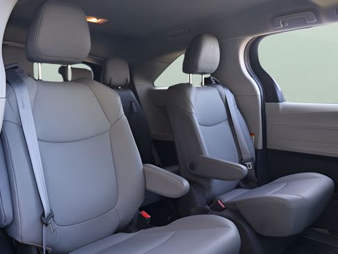 Used 2021 Toyota Sienna XLE AWD/4WD image 18