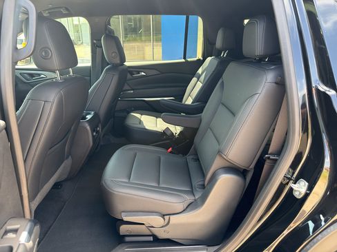 Used 2025 Chevrolet Traverse LT FWD image 5