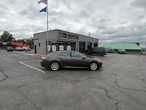 Used 2018 Toyota Camry XLE FWD image 18