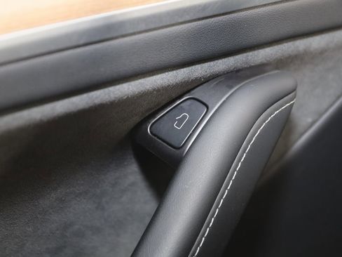 Used 2025 Tesla Model Y Long Range image 29