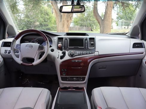 Used 2013 Toyota Sienna Limited w/ Premium Pkg AWD/4WD image 16