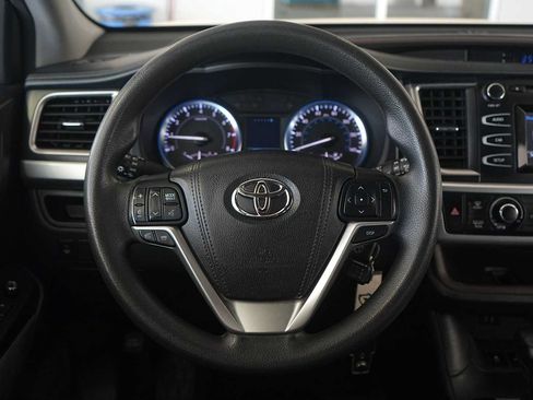 Used 2015 Toyota Highlander LE FWD image 16