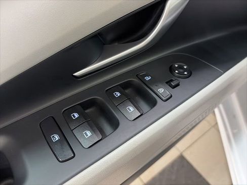 Used 2023 Hyundai Elantra Limited image 16