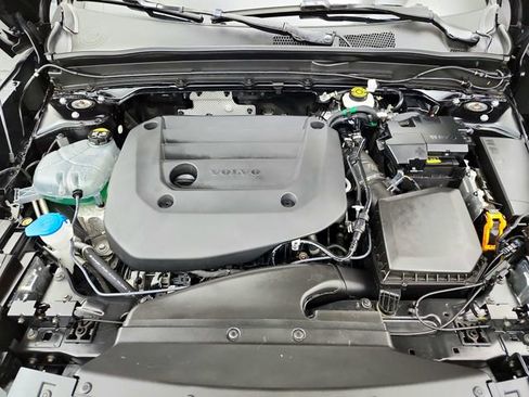 Certified 2025 Volvo XC40 B5 Plus AWD/4WD image 32