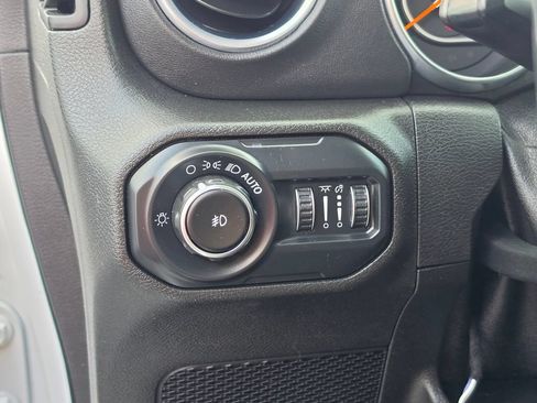Used 2018 Jeep Wrangler Unlimited Sahara AWD/4WD image 14