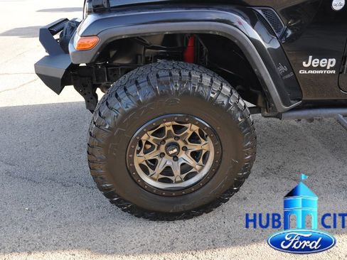 Used 2020 Jeep Gladiator Overland AWD/4WD image 9