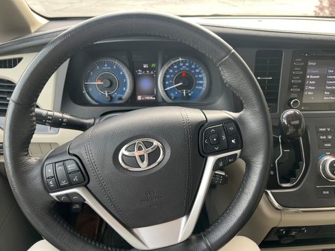 Used 2018 Toyota Sienna XLE image 11