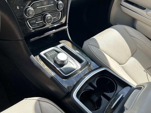 Used 2018 Chrysler 300 Limited image 28