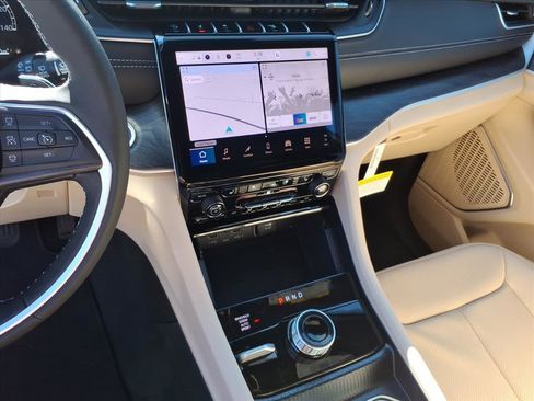 New 2025 Jeep Grand Cherokee Limited w/ Luxury Tech Group II image 15