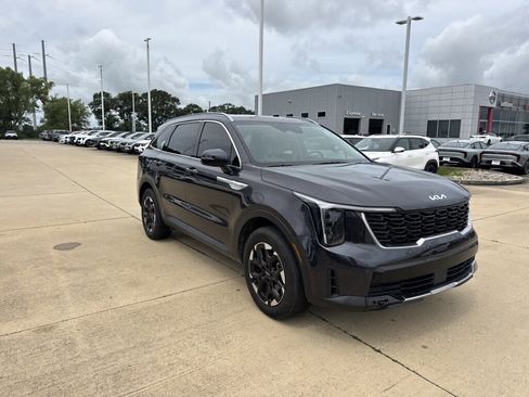 Certified 2025 Kia Sorento S FWD image 11