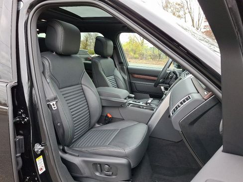 Used 2025 Land Rover Discovery S AWD/4WD image 3