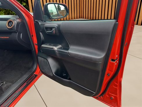 Used 2016 Toyota Tacoma TRD Sport AWD/4WD image 15