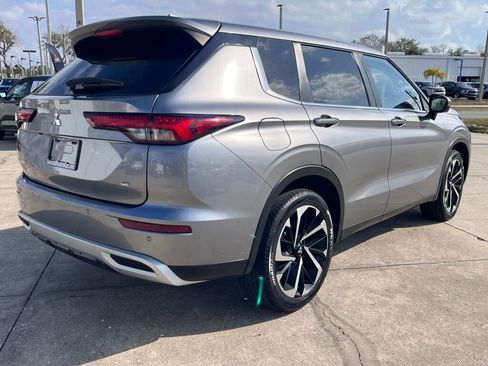 Used 2022 Mitsubishi Outlander SE image 3