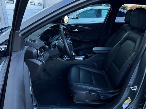 Used 2025 Buick Envista Sport Touring image 9