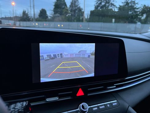 Used 2025 Hyundai Elantra SEL image 17