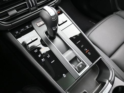 Certified 2026 Porsche Macan AWD/4WD image 22