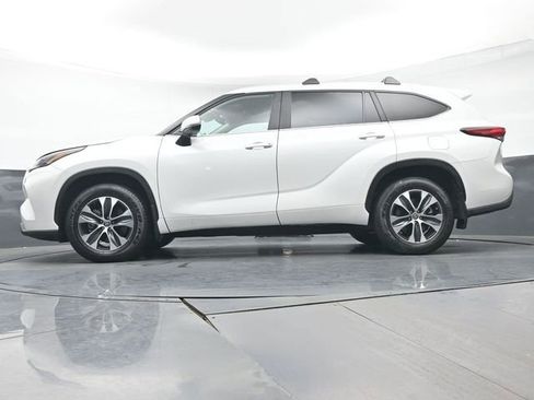 Certified 2023 Toyota Highlander XLE image 40