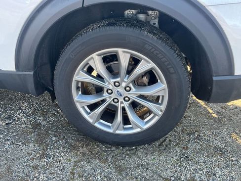 Used 2022 Ford Explorer XLT w/ Equipment Group 202A image 7