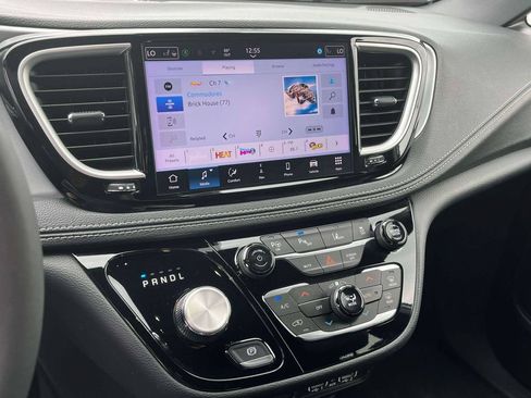 Used 2024 Chrysler Pacifica Limited FWD image 22