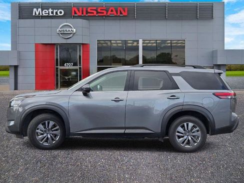 Certified 2025 Nissan Pathfinder SV FWD image 3