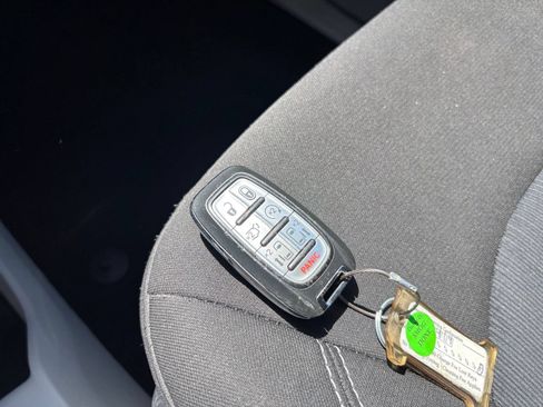 Used 2023 Chrysler Voyager LX FWD image 17