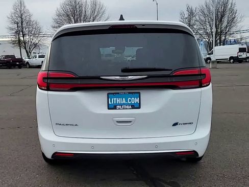 Used 2023 Chrysler Pacifica Touring-L image 7