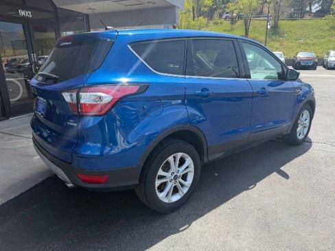 Used 2017 Ford Escape SE FWD image 2