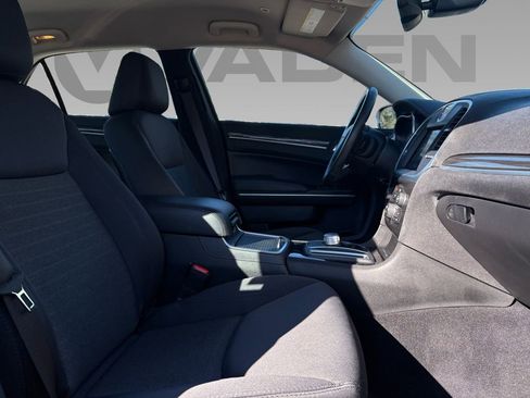 Used 2019 Chrysler 300 Touring w/ Chrome Appearance Package image 7