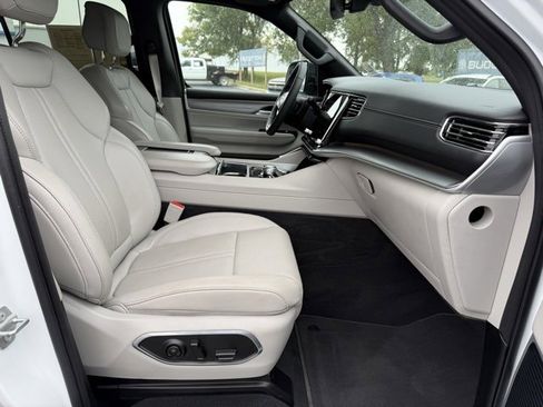 Used 2025 Jeep Wagoneer L Series III image 9