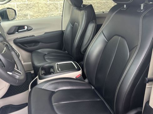Used 2023 Chrysler Pacifica Touring-L FWD image 5