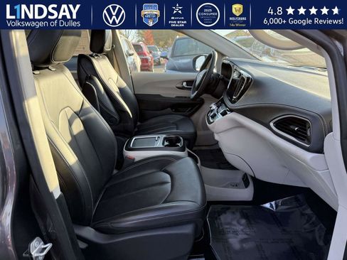 Used 2023 Chrysler Pacifica Touring-L image 11