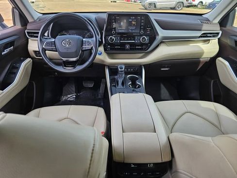 Used 2021 Toyota Highlander XLE image 8