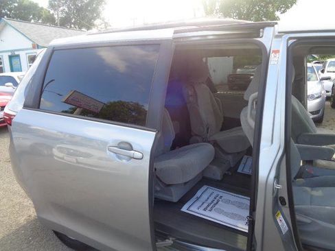 Used 2017 Toyota Sienna LE image 32