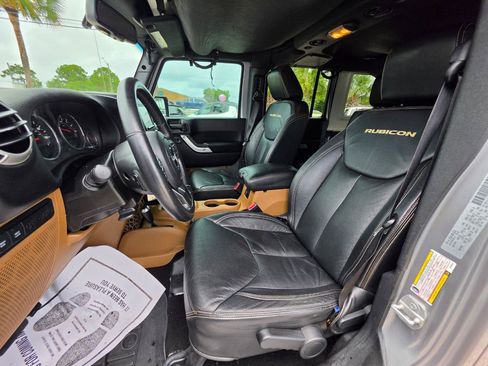 Used 2017 Jeep Wrangler Unlimited Rubicon w/ Connectivity Group AWD/4WD image 9