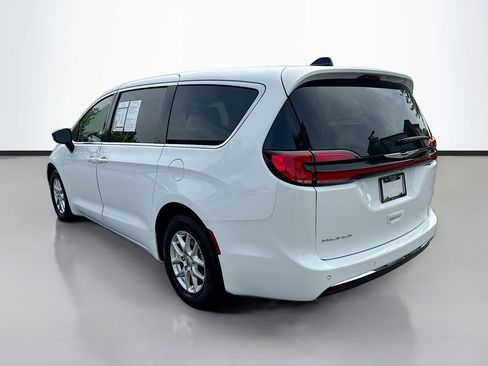 Used 2024 Chrysler Pacifica Touring-L image 5
