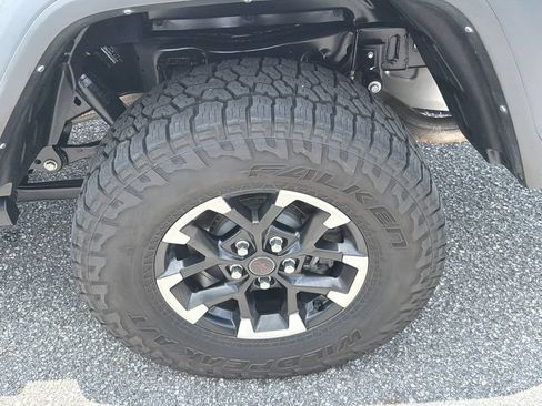 Used 2024 Jeep Gladiator Rubicon w/ Technology Group AWD/4WD image 18