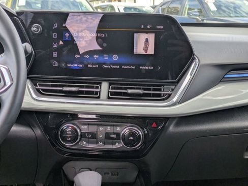 Used 2025 Chevrolet Trax LT w/ LT Convenience Package image 18