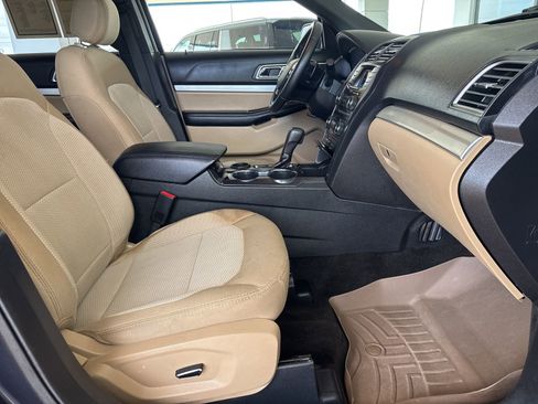 Used 2017 Ford Explorer XLT image 16