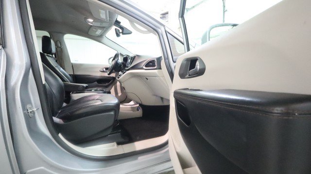 Used 2020 Chrysler Pacifica Touring-L FWD image 10