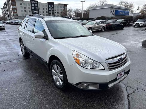 Used 2010 Subaru Outback 2.5i Limited image 4