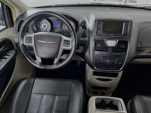 Used 2014 Chrysler Town & Country Touring image 21
