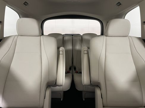 Certified 2026 Mercedes-Benz GLS 450 4MATIC image 14