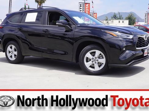Used 2023 Toyota Highlander LE FWD image 1