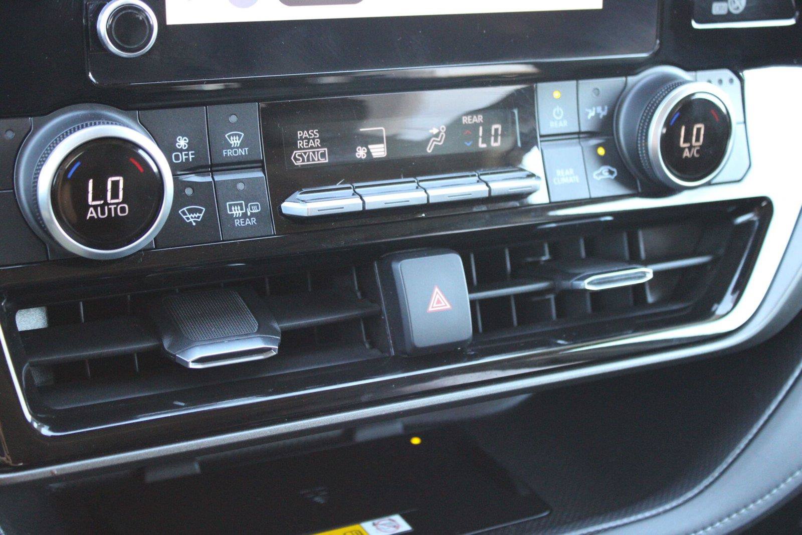 Used 2024 Toyota Highlander XLE AWD/4WD image 31