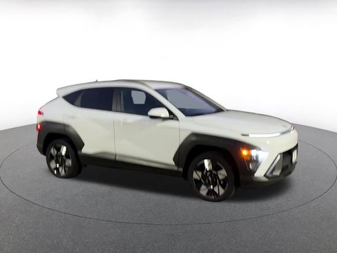 Used 2025 Hyundai Kona SEL image 2