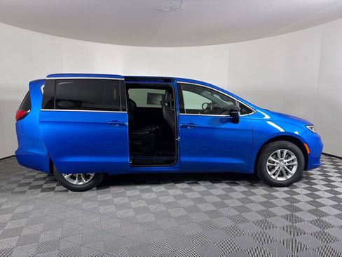 New 2026 Chrysler Pacifica Select AWD/4WD image 15