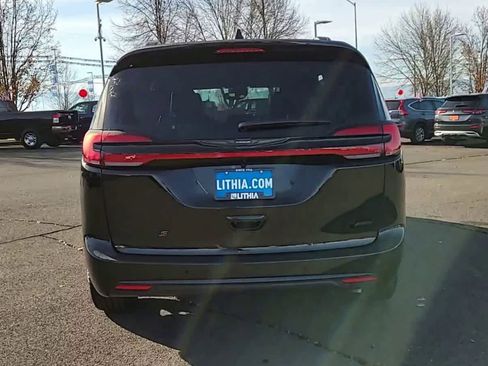 New 2026 Chrysler Pacifica Select image 7