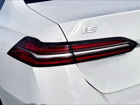 Used 2025 BMW i5 eDrive40i w/ M Sport Package RWD image 23