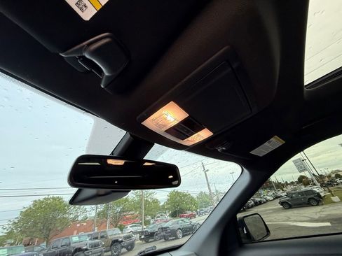 Used 2018 Ford Explorer XLT w/ Equipment Group 202A AWD/4WD image 23