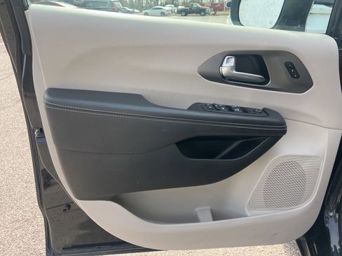 Used 2023 Chrysler Pacifica Touring-L image 10